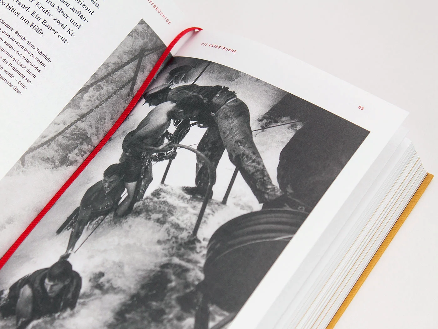 Aufgeschlagener Innenteil mit Fotografie und rotem Lesebändchen