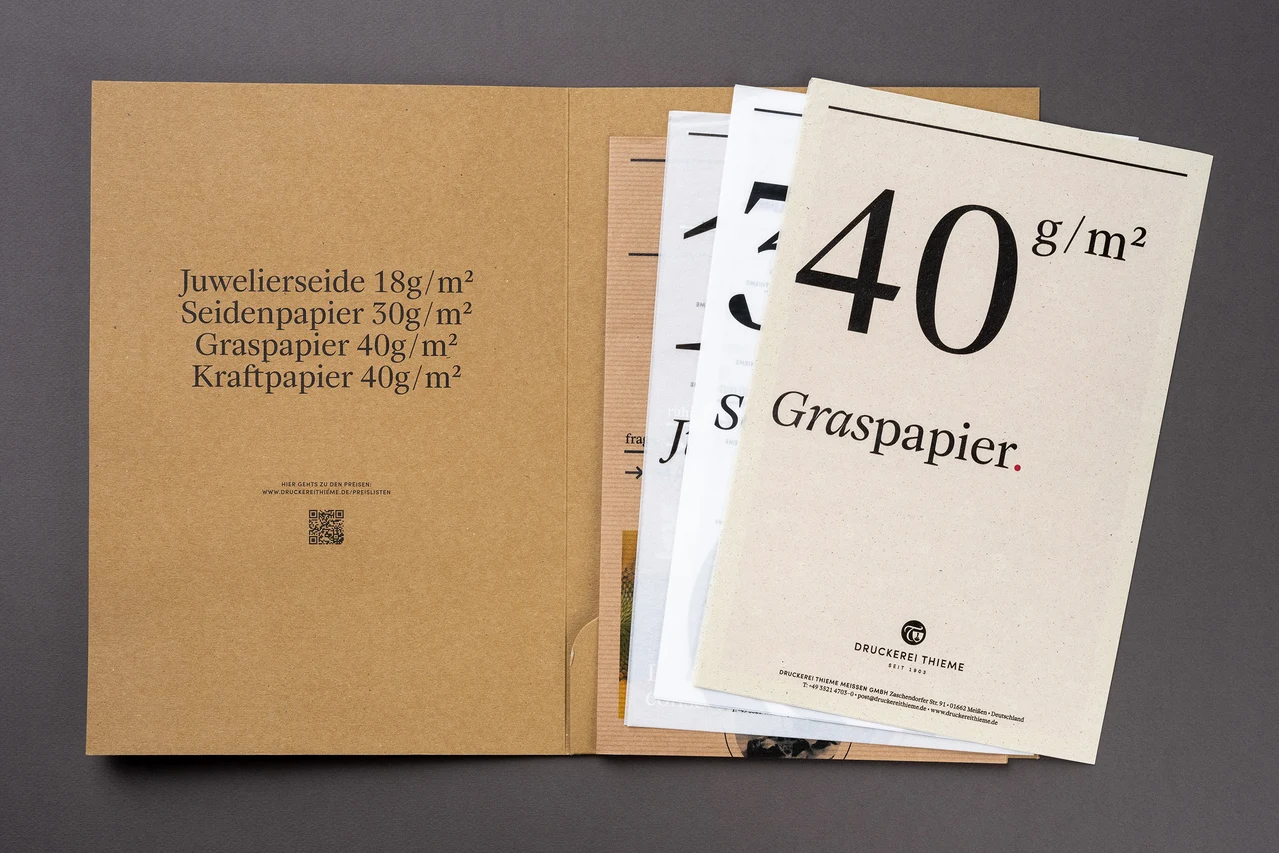 Papiermuster für die Druckerei Thieme mit großer Typografie und unterschiedlichen Papieren