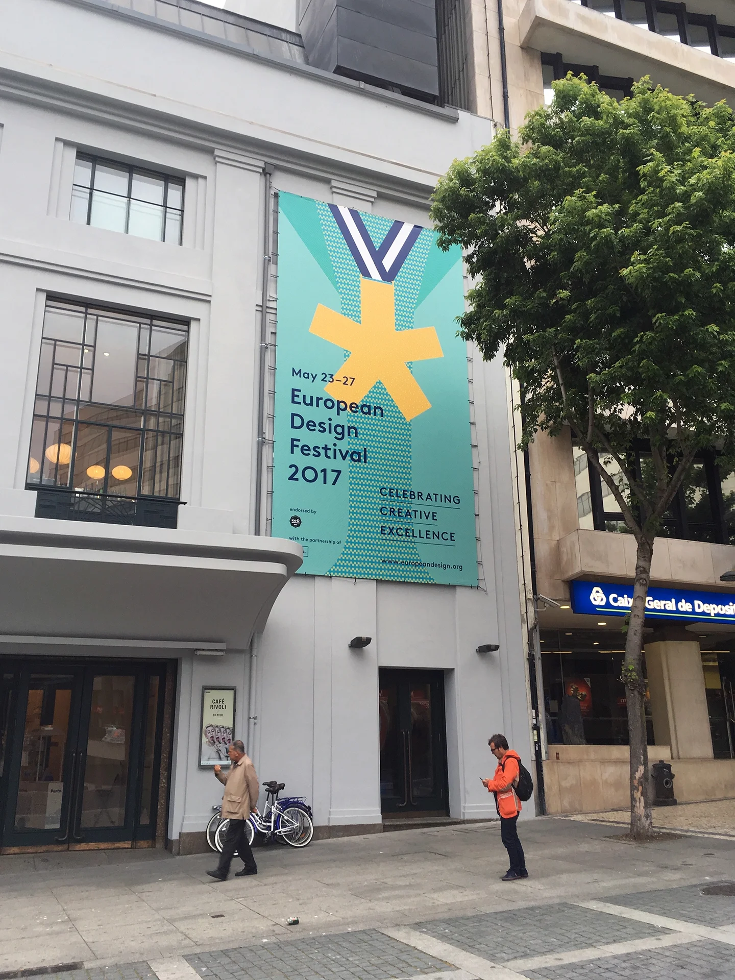 Banner der European Design Awards 2017 an einer Fassade in Porto