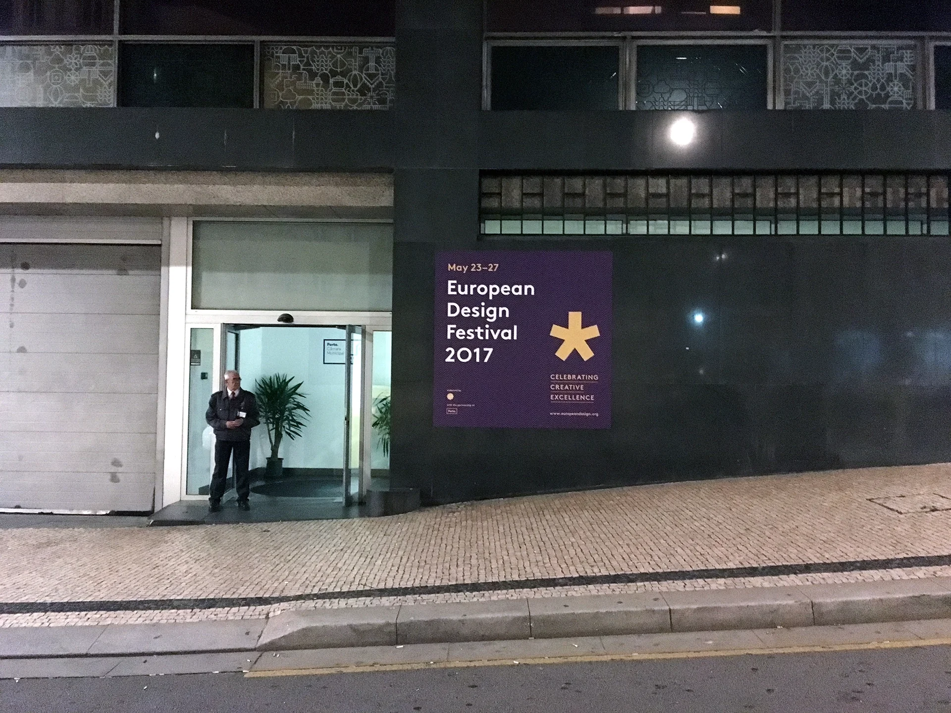 Großflächenmotiv der European Design Awards 2017 an einem Gebäude