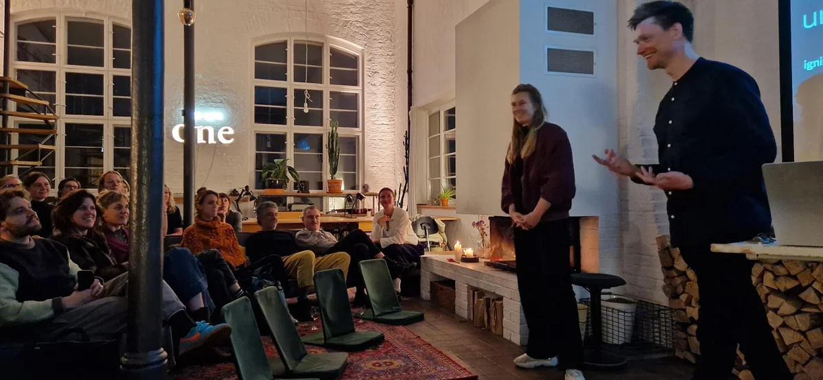 Zwei Vortragende vor dem Publikum eines Ignite-Abends